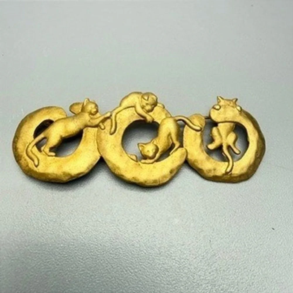 Vintage JJ Gold‎ Tone Playful Cats Brooch 3.5